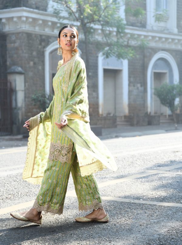 Mulmul Banarsi Paheri Green Kurta With Mulmul Banarsi Paheri Green Pant Online now